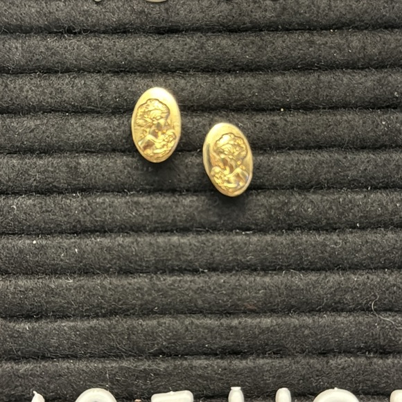 18K Saudi Gold Oval Shaped Earrings - Picture 3 of 4